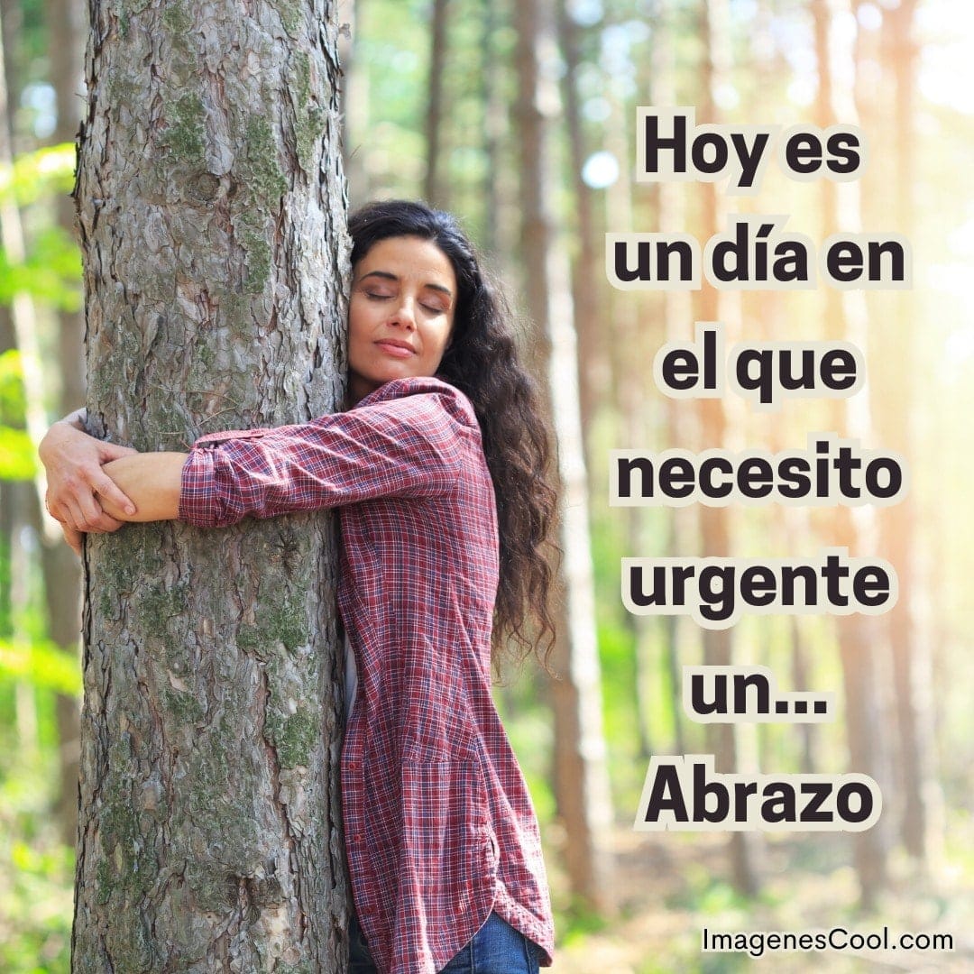 Mujer abrazando un árbol en el bosque, con texto que expresa necesitar un abrazo