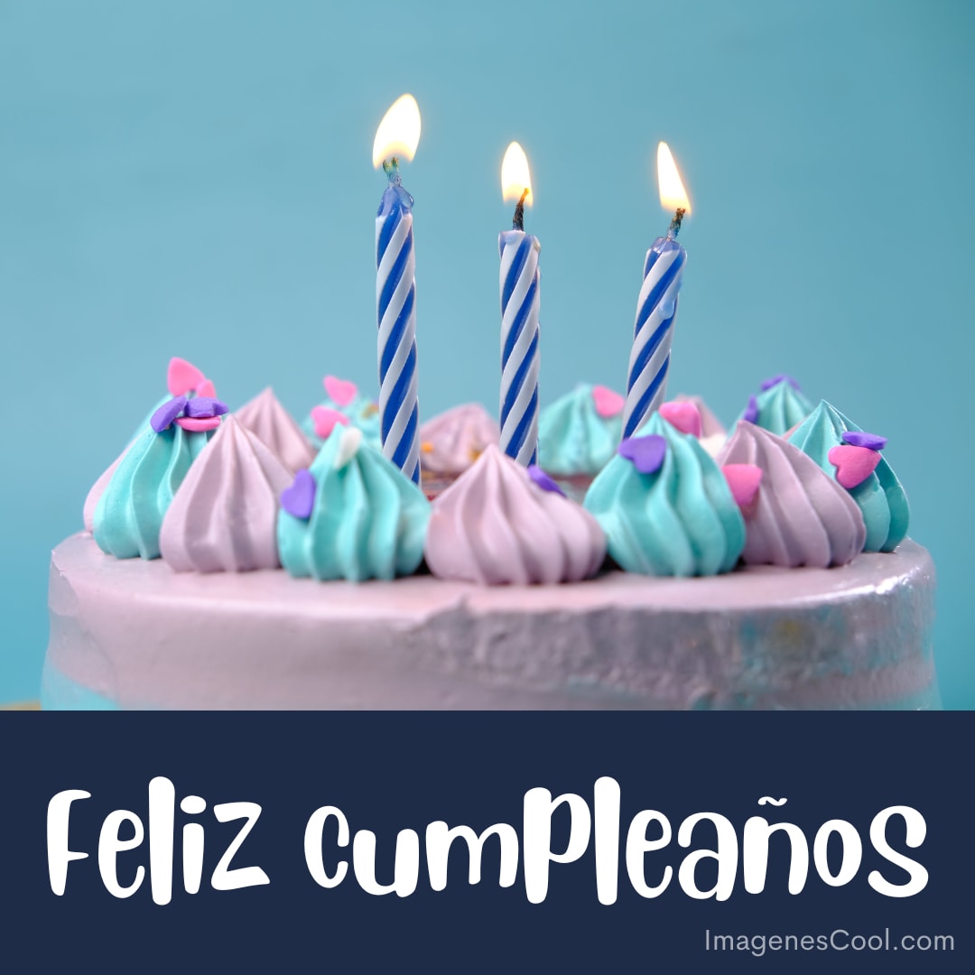 Pastel de cumpleaños con tres velas encendidas y decoración de merengue