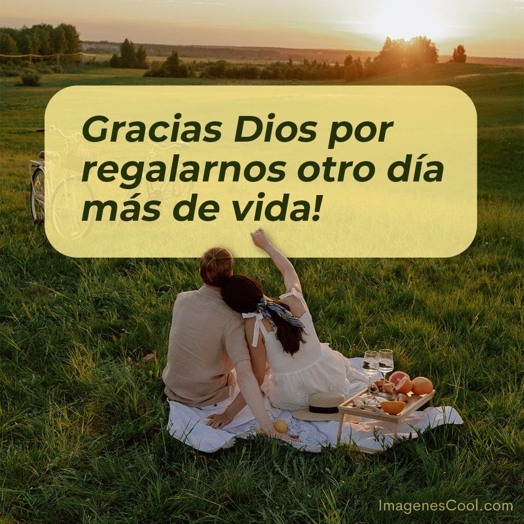 Dos personas disfrutando un picnic al atardecer con el mensaje Gracias Dios por regalarnos otro día más de vida!