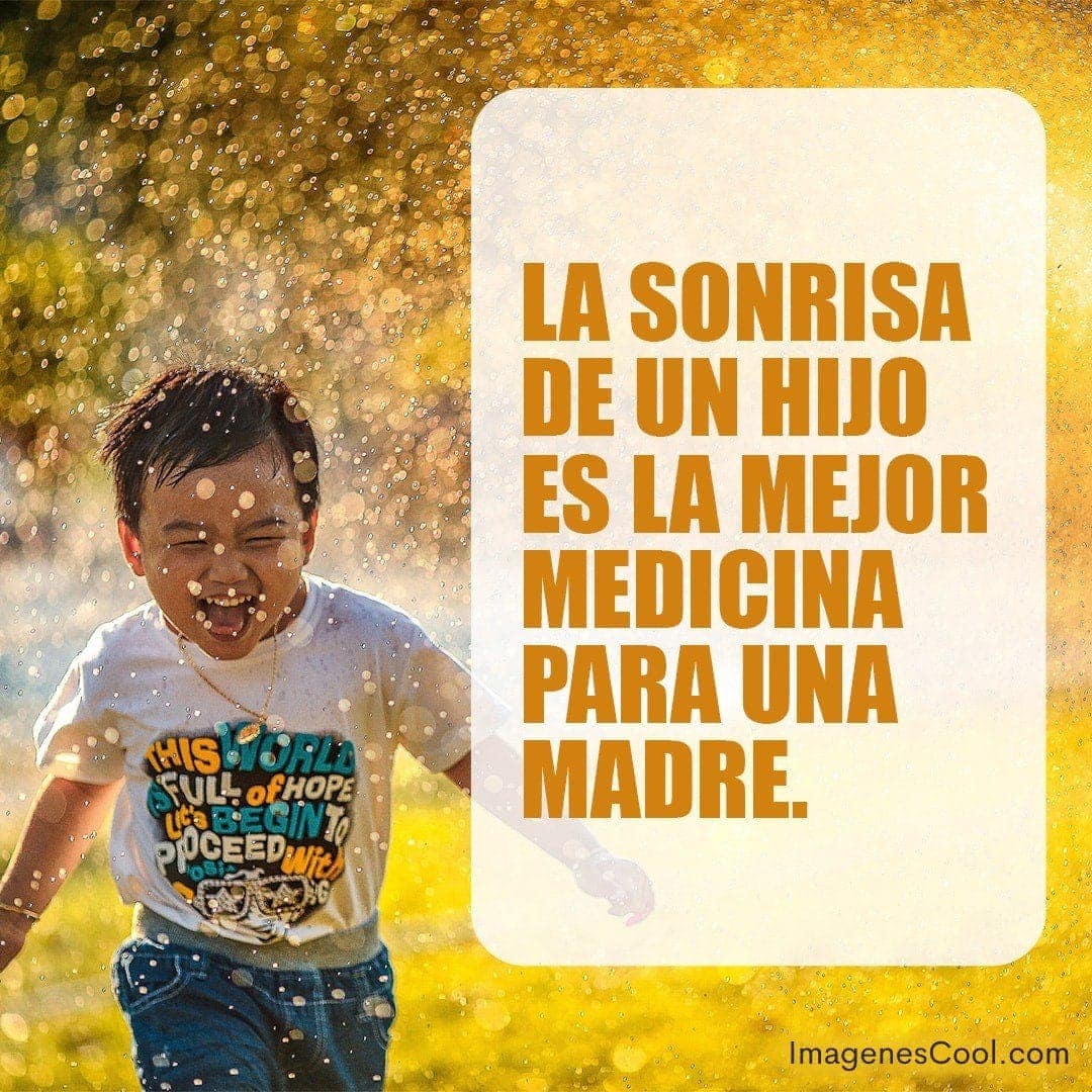 Un niño sonríe jugando entre destellos de agua con un lema sobre la felicidad maternal