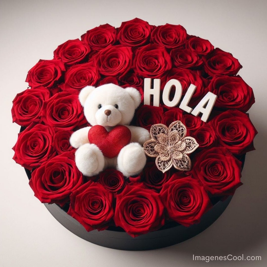 Arreglo de rosas rojas con un oso blanco y la palabra HOLA