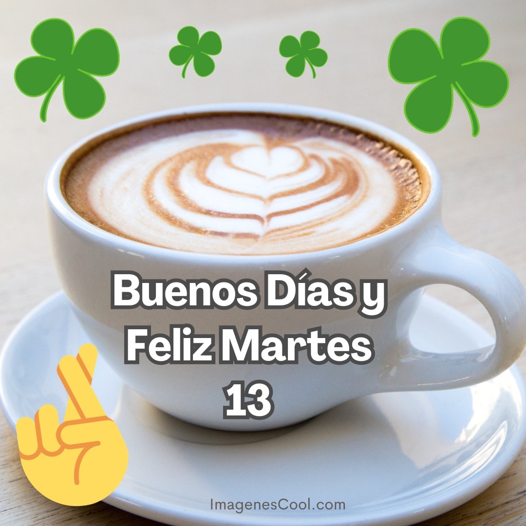 taza de café con arte latte y saludo de buenos días y feliz martes 13, adornada con tréboles