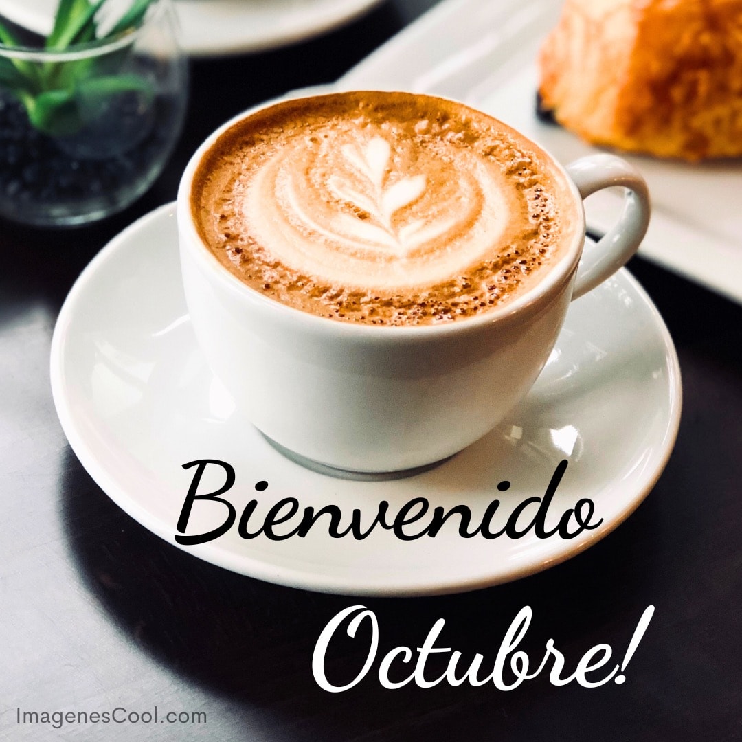 una taza de café con arte latte y el texto bienvenido octubre!