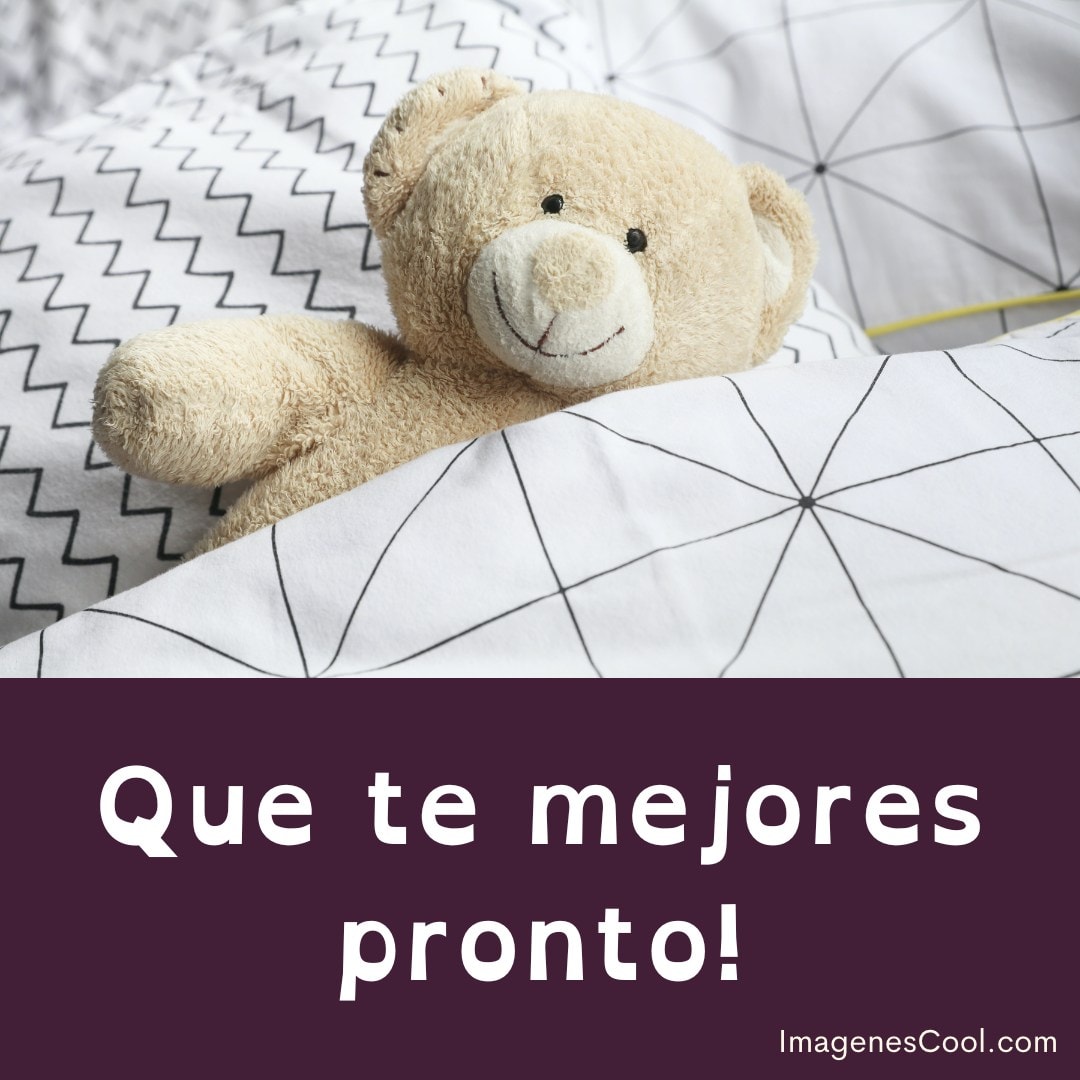 Un oso de peluche sobre la cama con texto 'Que te mejores pronto!'