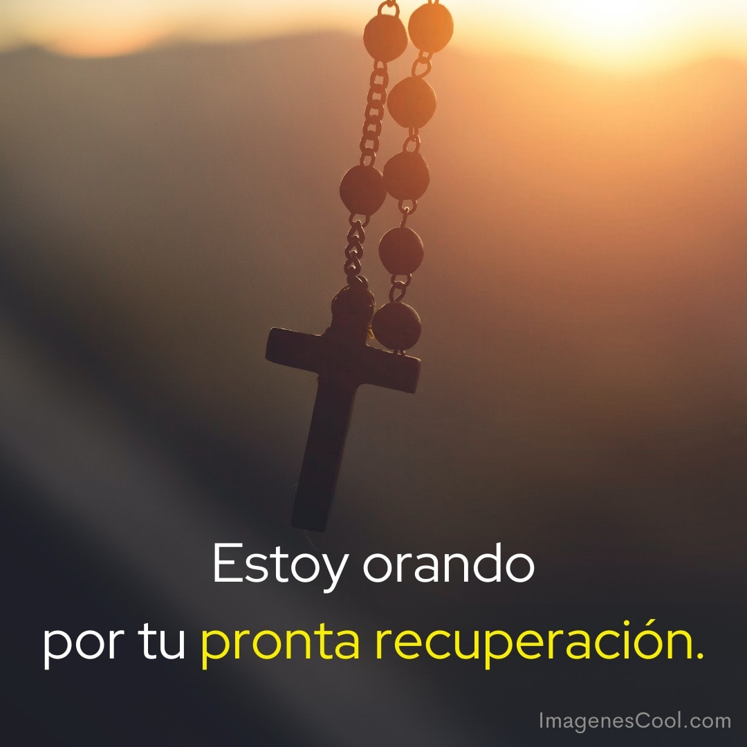 Un rosario con una cruz contra el atardecer y las palabras 'Estoy orando por tu pronta recuperación'