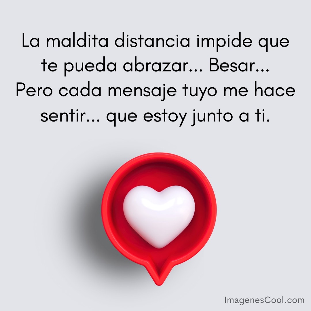Un corazón blanco dentro de un globo de diálogo rojo, con un texto sentimental sobre la distancia y el amor