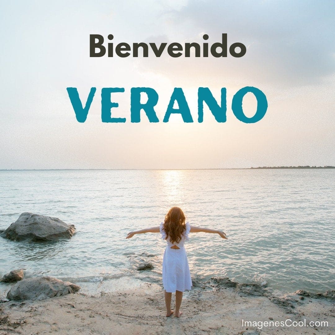 Mujer de pie en la playa con los brazos abiertos y texto 'Bienvenido VERANO'
