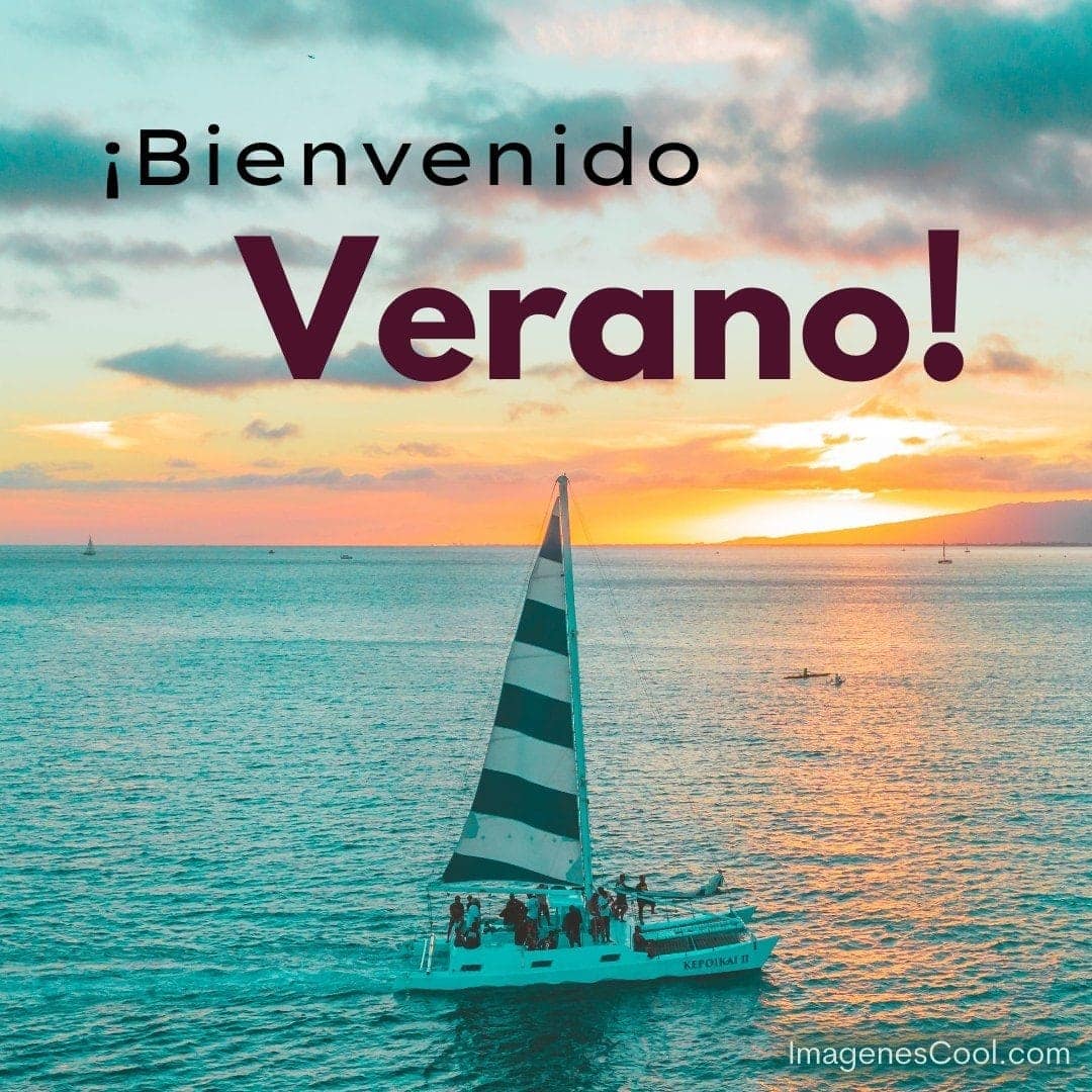 Un velero navega al atardecer con el mensaje '¡Bienvenido Verano!'
